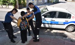 Karabük'te polis ekipleri öğrencilere okul çantası dağıttı