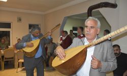 Karslı aşıklar köydeki erkekleri kadına yönelik şiddete karşı atışmayla uyardı