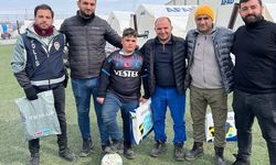 'Türkiye' yazılı topa vurmayan Enes, Trabzonspor’un gönderdiği hediyelere kavuştu