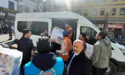 Afganlı sığınmacılar gece gündüz depremzedelere yardım için uğraş veriyor