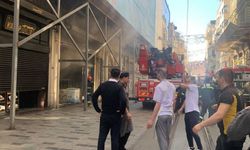İstiklal Caddesi'nde yangın! Beyoğlu alevlere teslim oldu!