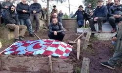 Babalarının vasiyetini yerine getirip mezara Trabzonspor bayrağı örttüler