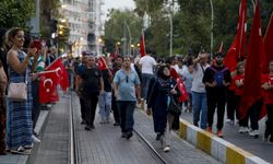 Antalya'da 15 Temmuz Anma Yürüyüşünde Dikkat Çeken Detay