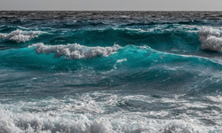 Rüyada Dalgalı Deniz Görmek: Hayatınızda Yapılacak Değişikliklerin Habercisi