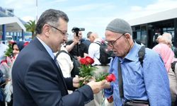 Trabzon’a dönen hacılara Başkan Genç’ten çiçekli karşılama