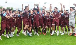 Trabzonspor U19 Takımı Şampiyonluk Kupasını Kaldırdı