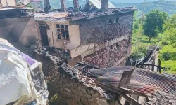 Trabzon'da Korkutan Yangın: 2 Ev Kül Oldu, 80 Yaşındaki Kadın Son Anda Kurtarıldı