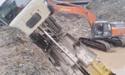 Trabzon'da Yol Yapım Çalışmasında Kamyon Devrildi: Trabzon-Bayburt Yolu Ulaşıma Kapandı