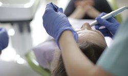 İyi Bir Diş Kliniği Nasıl Seçilir: Kapsamlı Bir Rehber