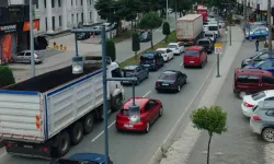 Trabzon Araklı’da Trafik Çilesi: Uzun Araç Kuyrukları Sürücüleri Zorluyor