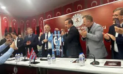 Trabzonlu Genel Başkana En Anlamlı Hediye: Bordo-Mavili Forma