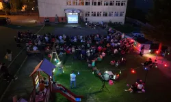 Trabzon'da Köy Okulu Bahçesi Yeşilçam Açık Hava Sinemasına Dönüştü