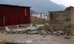 Artvin Yusufeli’nde Fırtına Felaketi: Çatılar Uçtu, Kamelyalar Sürüklendi