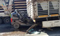 Adana’da Feci Kaza: Hafif Ticari Araç TIR’a Çarptı, Aynı Aileden 5 Kişi Hayatını Kaybetti