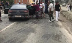 Trabzon’un Akçaabat İlçesinde Araç Elektrik Direğine Çarptı: 2 Kişi Hafif Yaralandı