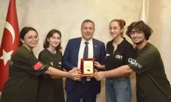 KTÜ Öğrencilerinden TTSO Başkanı Erkut Çelebi’ye Teşekkür Plaketi