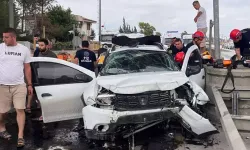 Ceyhan'da Feci Kaza: Beton Bariyere Çarpan Otomobilde 1 Ölü, 4 Yaralı