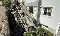Karabük’te Freni Boşalan Kamyonet Apartman Bahçesine Düştü