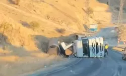 Siirt’te TIR Virajda Devrildi