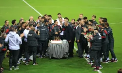 Hakan Çalhanoğlu 100. Milli Maçı İçin Pasta Kesti