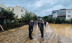 Foça’da Sağanak Yağış Caddeleri Göle Çevirdi