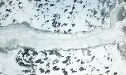 Derecek Barajı Buz Tuttu, Doğayla Büyüleyici Görüntü Oluştu