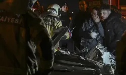 Kazayı Gören Dondu Kaldı ! Otomobil Tırın Altına Girdi