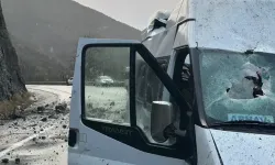 Artvin’de Kaya Düşmesi Minibüste Hasara Yol Açtı