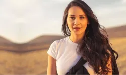 Gülsim Ali Siyah Mini Elbisesiyle Göz Kamaştırdı