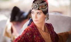 Burcu Kıratlı’nın Cesur Elbisesi Sosyal Medyayı Salladı