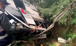 Endonezya’da Otobüs Kazası: 16 Ölü