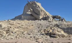 Suriye’de Yıkılan Hafız Esad Heykeli Hâlâ Ayakta Değil