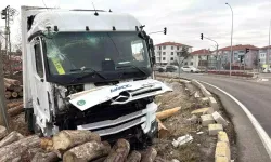 Afyonkarahisar'da Tır Kereste Deposuna Girdi: 1 Yaralı