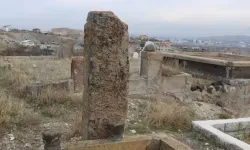 Kayseri’de Mezarlıkta Bulunan Gizemli Taşlar Merak Uyandırdı