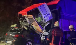 Tirebolu’da TIR Otomobile Çarptı: 3 Kişi Öldü