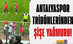 Antalyaspor Tribünlerinden Sahaya Şişe Yağmuru