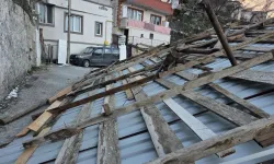 Fırtına Çatıyı Uçurdu, Otomobil Zarar Gördü