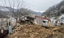 Borçka’da Heyelan Evi Yerle Bir Etti