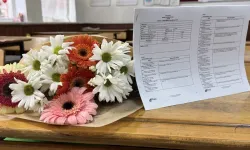 Ada ve Mert’in Karneleri Sıralarına Çiçeklerle Bırakıldı