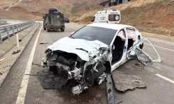 Cizre’de Bariyerlere Çarpan Otomobilde 5 Yaralı
