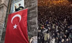 Menzil Lideri İzmir’de Kalabalığa Tövbe Ettirdi