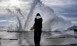 İstanbul’da Lodos Alarmı: Dev Dalgalar Sahili Aştı