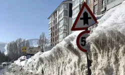 Bitlis’te Kar Kalınlığı Trafik Tabelalarına Ulaştı