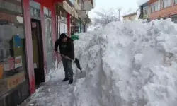 İki Gündür Aralıksız Yağıyor, Şehir Kara Gömüldü