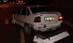 Havza’da Otomobil Kaldırıma Çarptı: 2 Yaralı