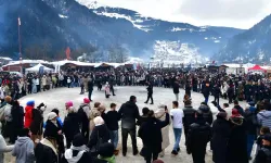 Uzungöl Kış Festivali’nde 6 Bin 161 Kişiyle Horon Rekoru