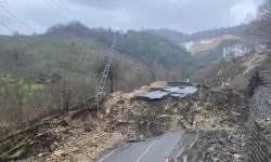 Ünye Akkuş Yolunda Heyelan Ulaşımı Durdurdu