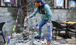 Zirvelerden Topladığı Taşları Kafesinde Sergiliyor