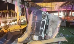 Kuşadası’nda Araç Mağazaya Girdi 2 Yaralı