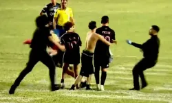 Messi Maçta Sahaya Giren Taraftarlar Arasında Yere Düştü